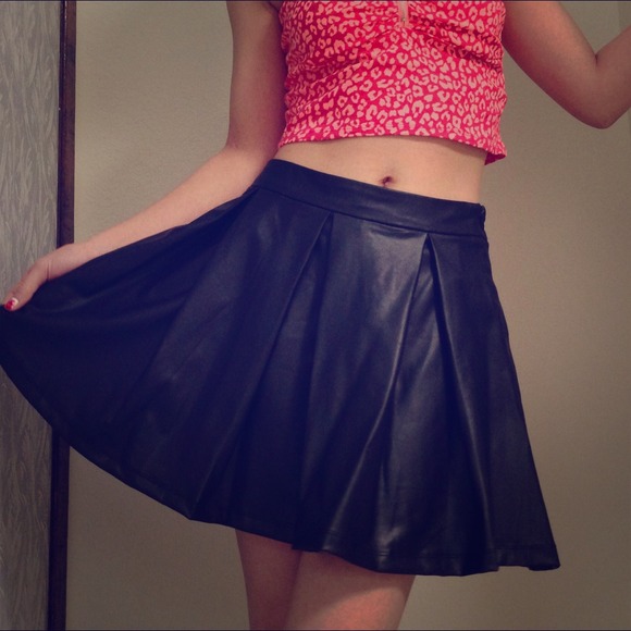 Leather- black skirt - Picture 1 of 4