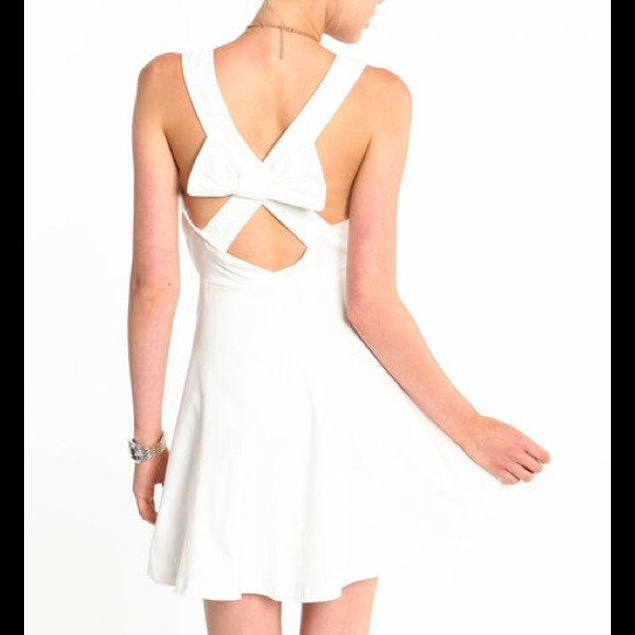 ⚡️SOLD OUT⚡️Gorgeous White Bow Back Dress - Picture 2 of 4