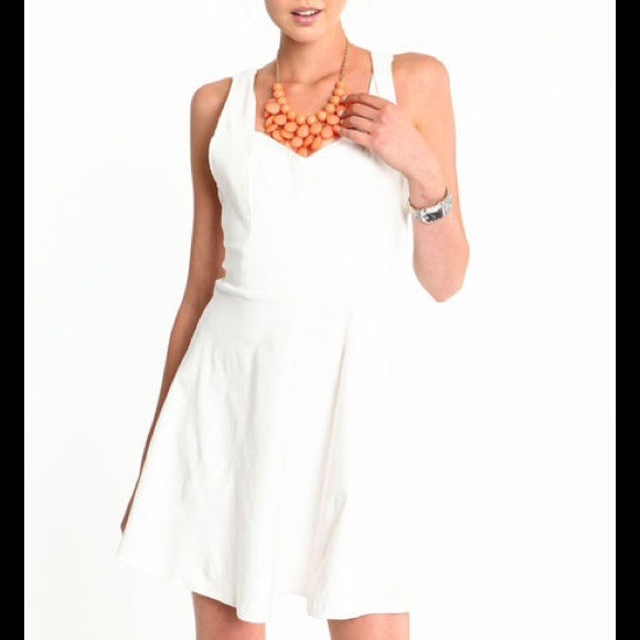 ⚡️SOLD OUT⚡️Gorgeous White Bow Back Dress - Picture 3 of 4