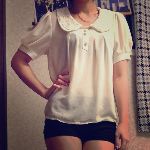 White top - Picture 1 of 3