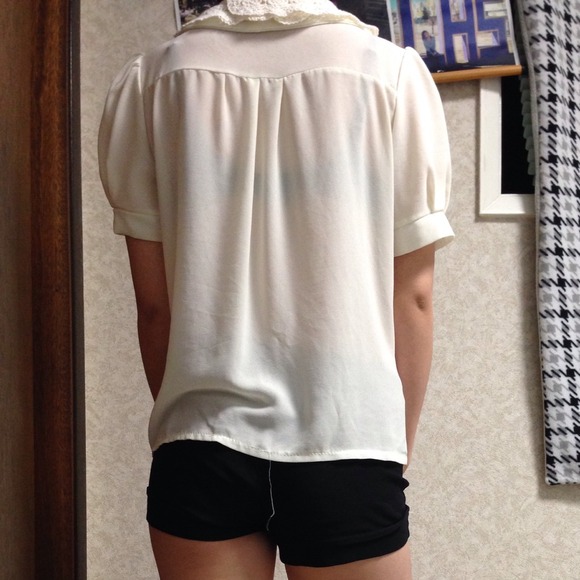 White top - Picture 2 of 3