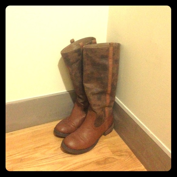 BRAND NEW. never worn VOLATILE brown boots.