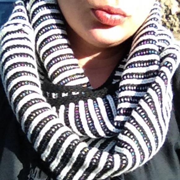1 left 🔥 Cozy Black & White Knit Infinity Scarf