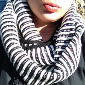 1 left 🔥 Cozy Black & White Knit Infinity Scarf