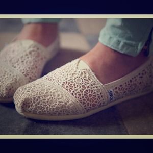NWT natural crochet toms size 10.