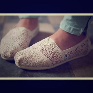 ! TOMS natural crochet size 8