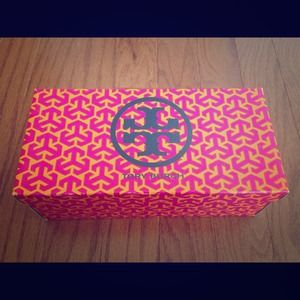 REDUCED! Tory burch flats with metal logo.