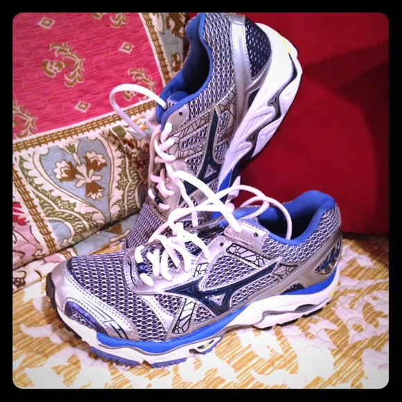 Mizuno Wave Nirvana 7