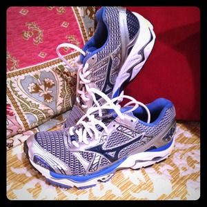 Mizuno Wave Nirvana 7