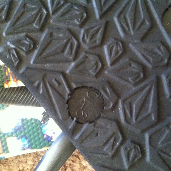Volcom Multicolor Flip Flops - Picture 3 of 3