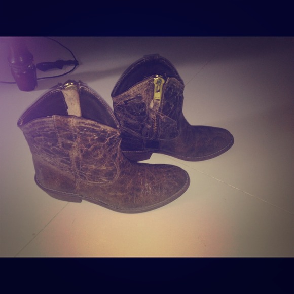 Steve Madden Ankle distressed boots