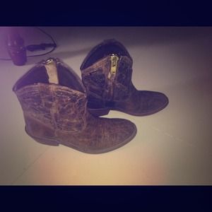 Steve Madden Ankle distressed boots