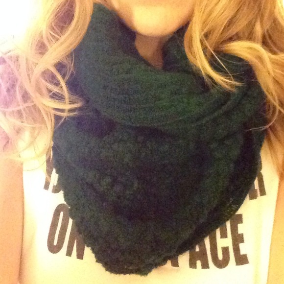 ❌SOLD❌ 💚 Dark Green Loop Scarf 💚 - Picture 2 of 4