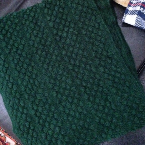 ❌SOLD❌ 💚 Dark Green Loop Scarf 💚 - Picture 3 of 4