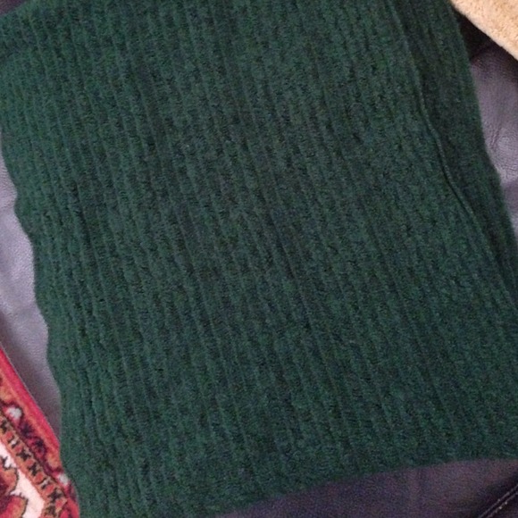 ❌SOLD❌ 💚 Dark Green Loop Scarf 💚 - Picture 4 of 4