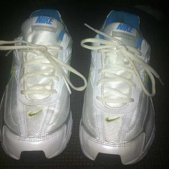 SOLD!💢REDUCED White & Blue nike shoes💢