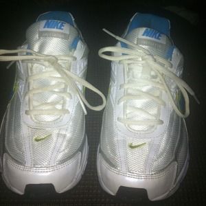 SOLD!💢REDUCED White & Blue nike shoes💢