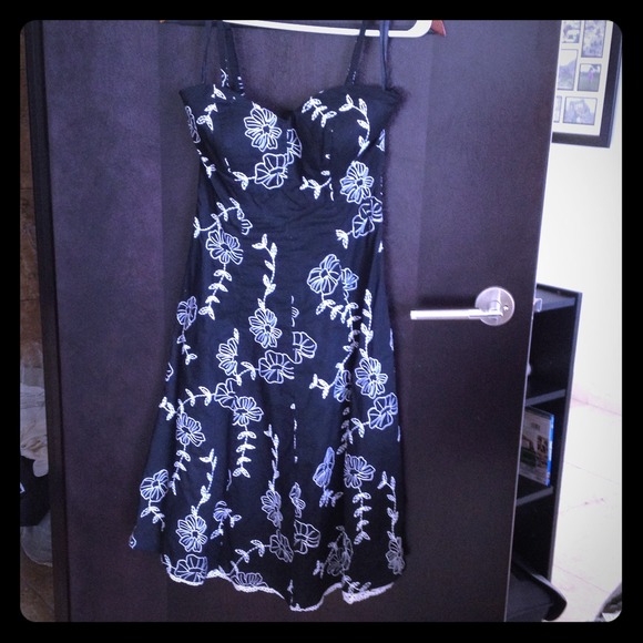 Black house white market sweetheart dress