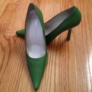 Guess Pumps!