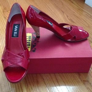 Red Vaneli Peep toe pumps!