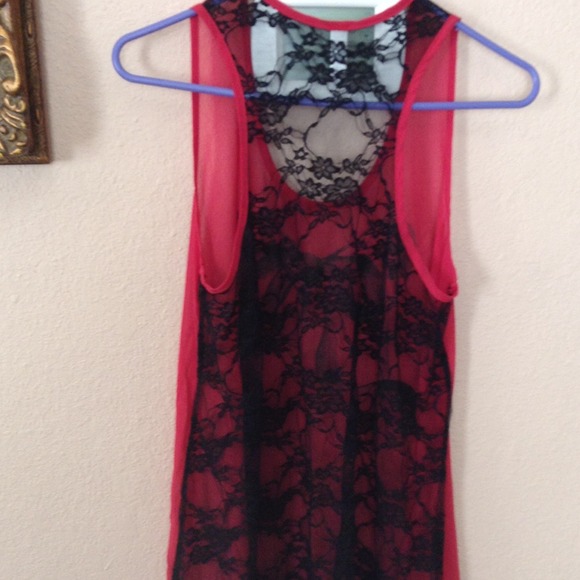 Blusa negra y Roja de encaje en la espalda - Picture 2 of 2
