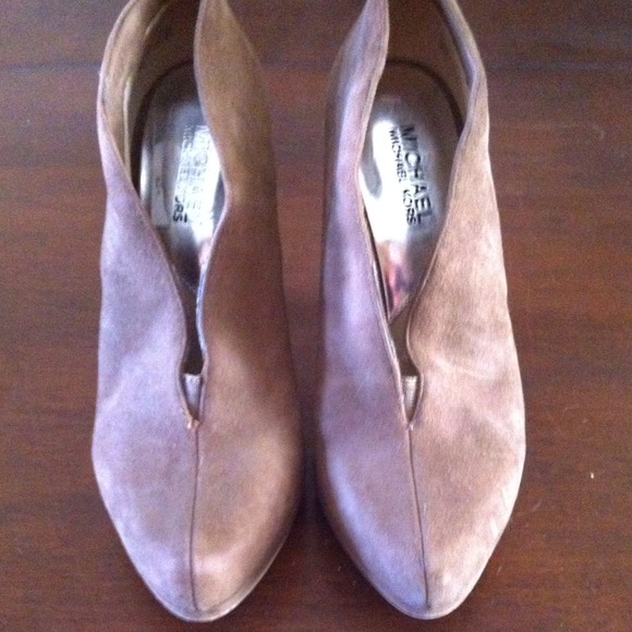 Adorable booties - Picture 2 of 4