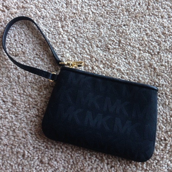 🔴SOLD ON EBAY🔴Michael Kors Wristlet