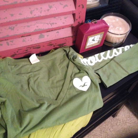 2 Hollister long sleeve shirts (green) - Picture 3 of 3