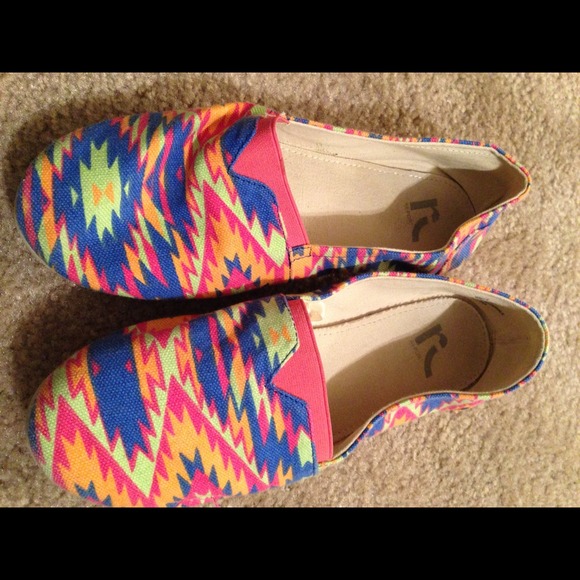 Aztec report shoes