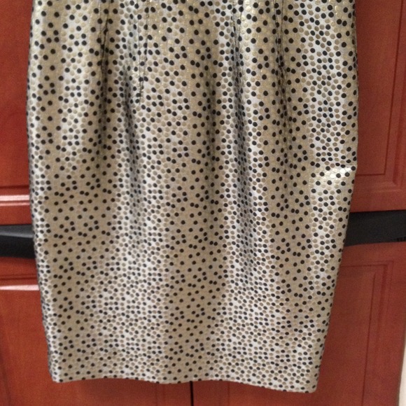 🚫SOLD🚫Beautiful Black/Gold Dress by Taylor - Picture 3 of 4