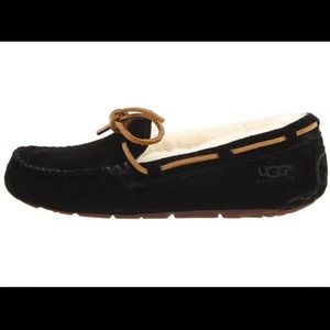 Women's Ugg Dakotas in black