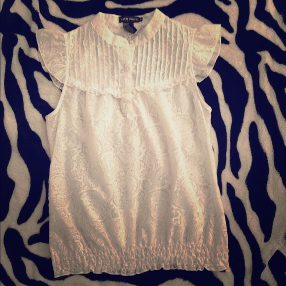 Cute shirt with pretty details