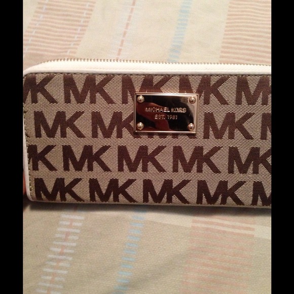 ❌SOLD❌New Michael Kors wristlet - Picture 1 of 3
