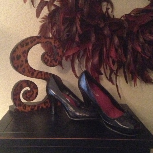BLACK HIGH HEEL SHOES BY AEROSOLES (NWOT)