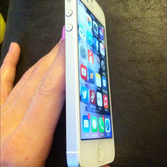 64 gb iPhone 5 - unlocked - Picture 2 of 4