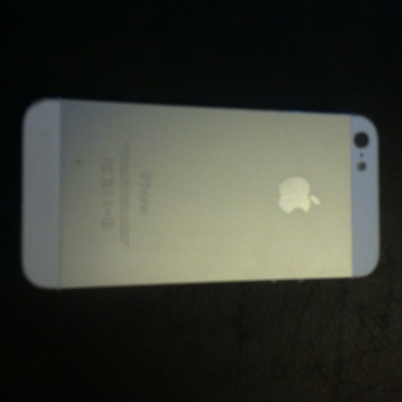 64 gb iPhone 5 - unlocked - Picture 3 of 4