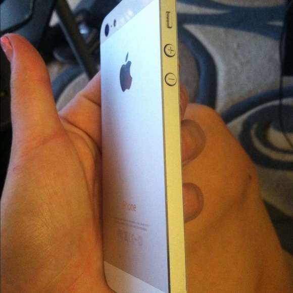 64 gb iPhone 5 - unlocked - Picture 4 of 4