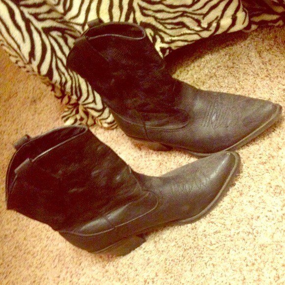 Distressed black cowgirl boots!