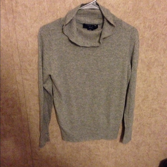 Grey long sleeve sweater