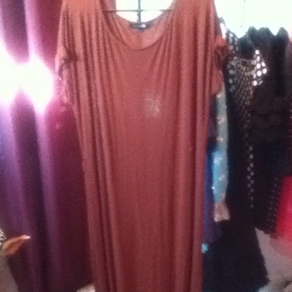 Maxi dress very flowly never wore too long f21