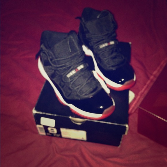 Bred 11s sz 9 never worn