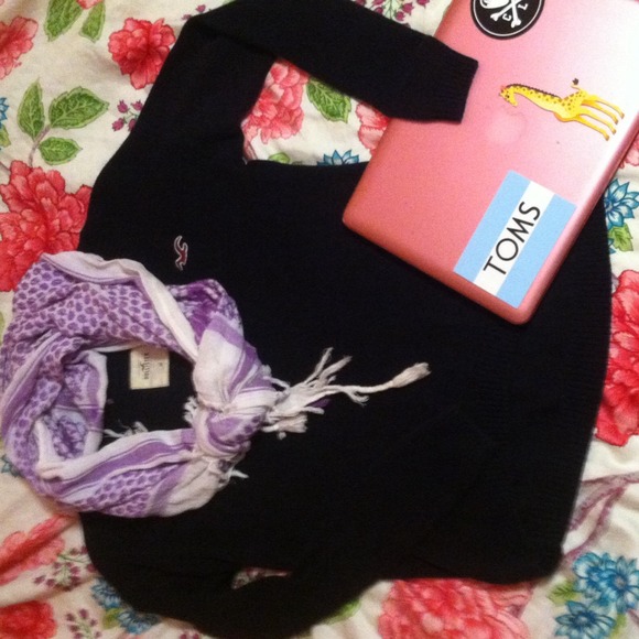 SOLD LIKE NEW !!! Hollister navy girls sweater