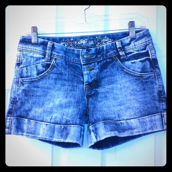 Acid wash cuffed denim shorts!!