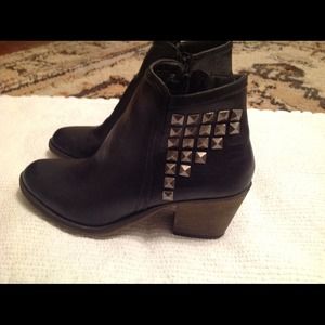 Ankle boots SZ 10 Black with Pewter Metal!