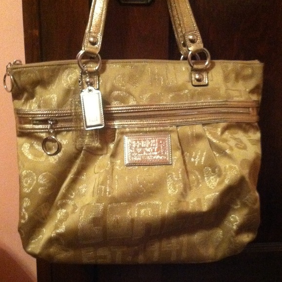 Previously loved Coach Poppy handbag