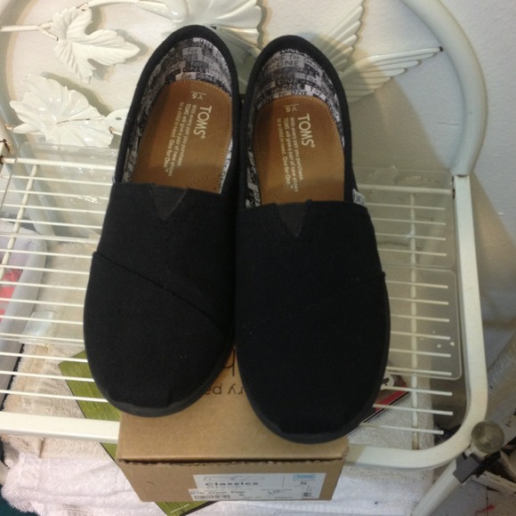 🚫TRADED🚫 Black Classic Toms Size Youth 5