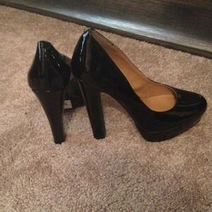 Cosmopolitan Patent leather pumps; black; NEW