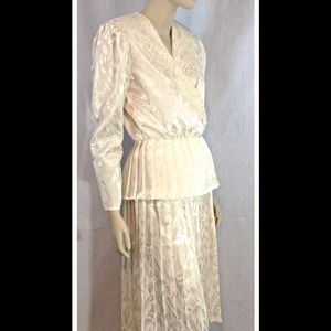 Vintage 2 piece elegant women's business outfit