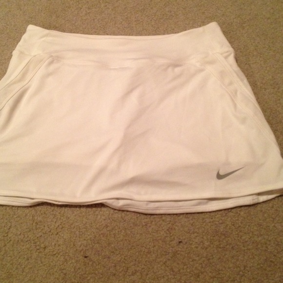 WHITE NIKE DRI FIT SKORT
