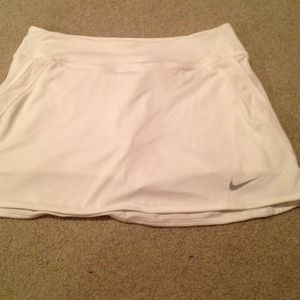WHITE NIKE DRI FIT SKORT